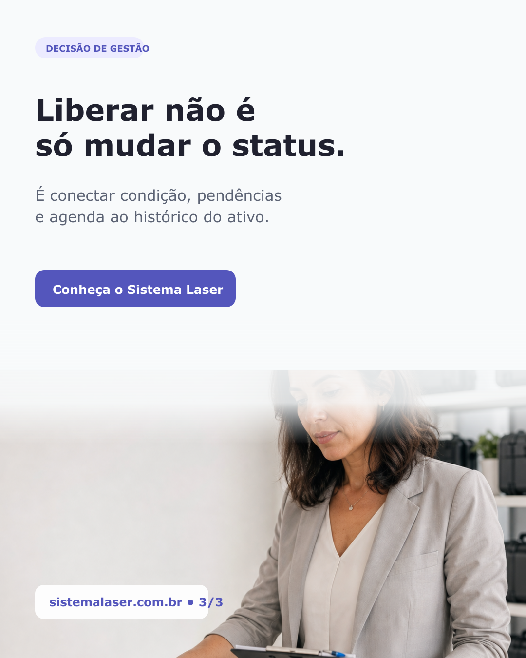 Gestora de locadora conferindo equipamento antes de atualizar sua disponibilidade