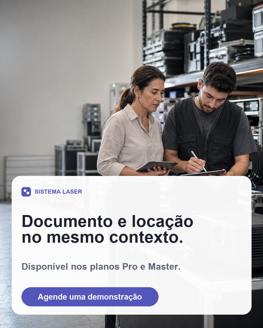 Gestora e técnico formalizando a entrega de equipamento audiovisual
